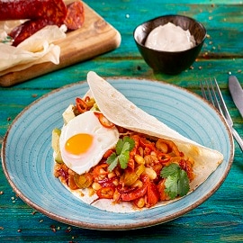 Tortilla z chorizo, fasolą, pomidorami, papryką, awokado i sadzonym jajkiem Tortilla z chorizo, fasolą, pomidorami, papryką, awokado i sadzonym jajkiem
